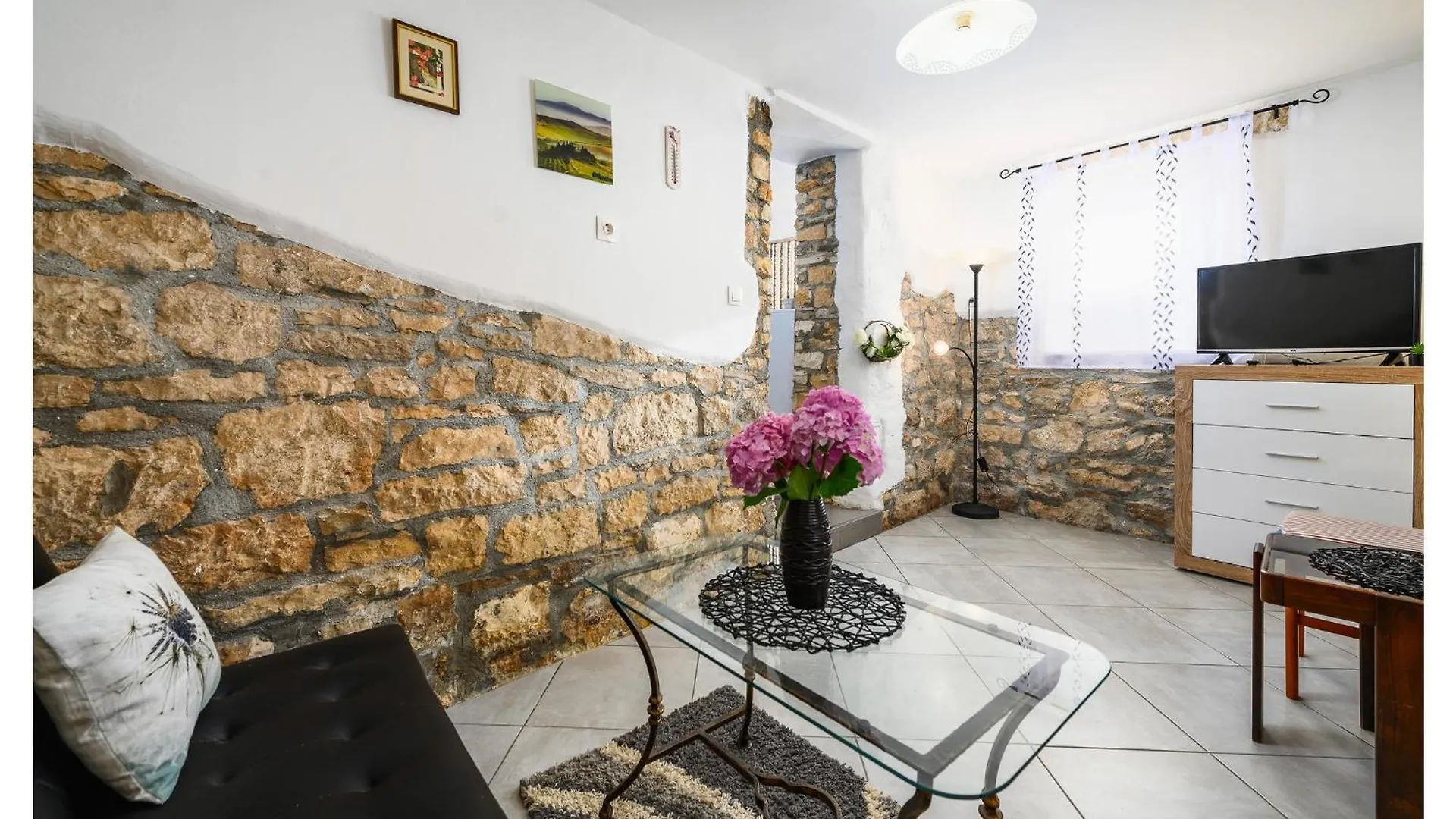 1 Bedroom Lovely Home In Barat